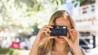 Las cámaras digitales vuelven a estar de moda: ¿por qué necesitas una este verano?