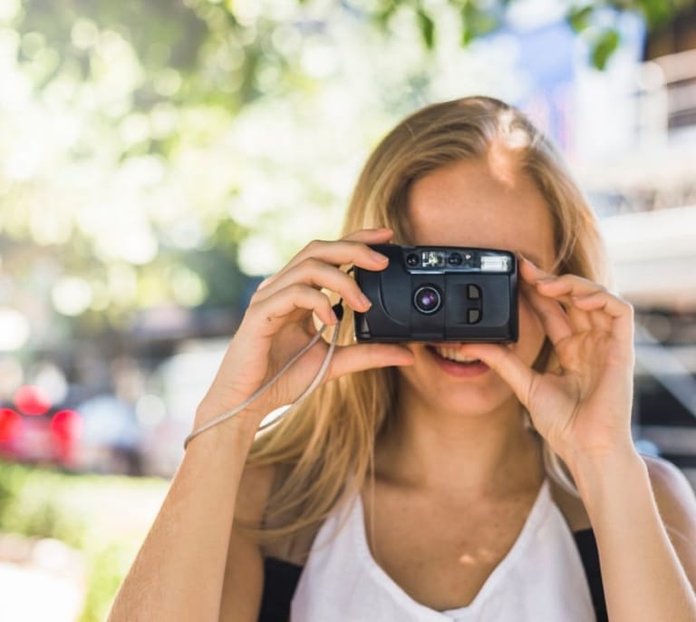 Las cámaras digitales vuelven a estar de moda: ¿por qué necesitas una este verano?