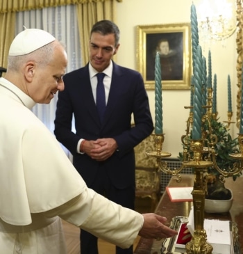 Sánchez está exprimiendo al papa