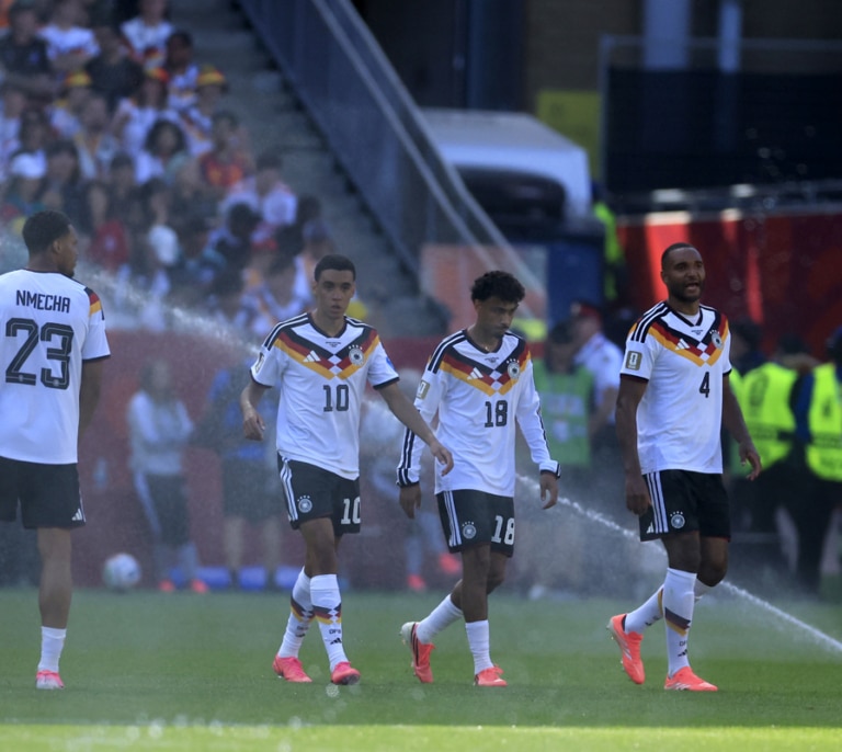 "Partidos de cuatro cuartos": la sospecha económica detrás de las pausas de hidratación obligatorias del Mundial