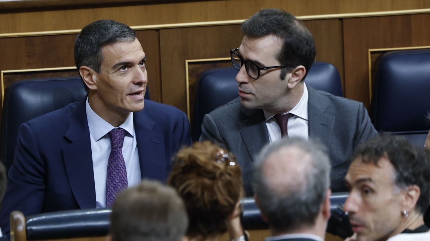 MADRID, 10/06/2026.- El jefe del Ejecutivo, Pedro Sánchez, conversa con el vicepresidente primero y ministro de Economía, Comercio y Empresa, Carlos Cuerpo (d), al inicio de la sesión de control al Gobierno, este miércoles en el Congreso. EFE/Chema Moya