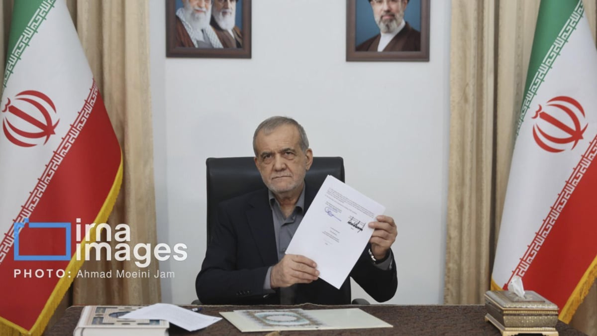 El presidente iraní, Masud Pezeshkian, firma el memorando de entendimiento con EEUU