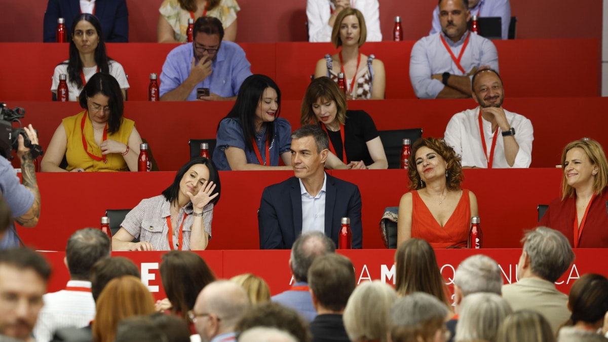MADRID, 27/06/2026.- El secretario general del PSOE, Pedro Sánchez (2i); la vicesecretaria general, María Jesús Montero (d); la secretaria de organización, Rebeca Torró Soler (i), y la secretaria de Igualdad, Pilar Bernabé García (d), durante la reunión del Comité Federal del Partido, este sábado. El PSOE reúne a su Comité Federal para arrancar el ciclo electoral de 2027 e intentar dejar atrás los casos de corrupción que afectan al partido en una cita en la que está previsto que algunos barones socialistas exijan respuestas a Pedro Sánchez por la gestión de los mismos. EFE/Chema Moya