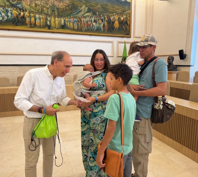 La Diputación de Toledo entrega los primeros 'Cheques Bebé' de 2026 para combatir la despoblación rural