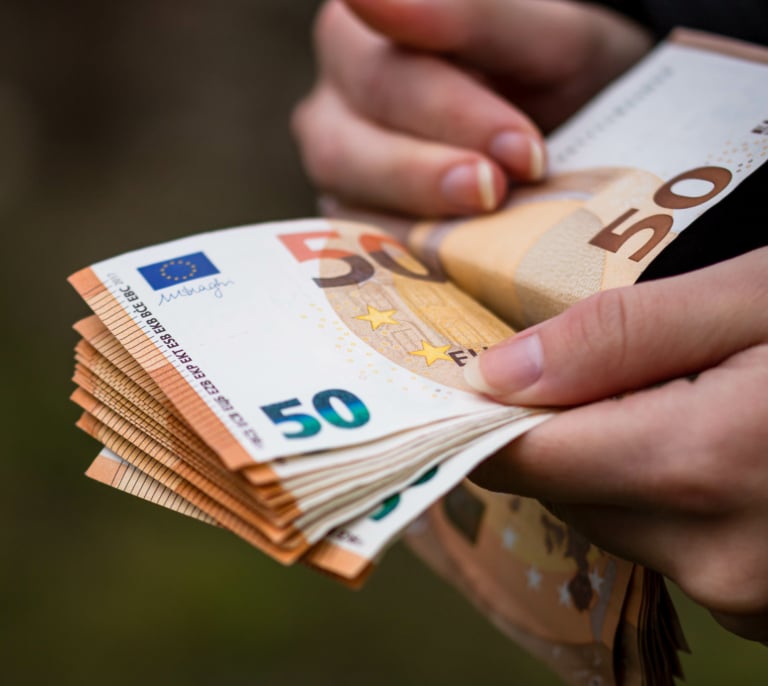 Ni tarjetas ni bizum: la cantidad de dinero en efectivo que el Banco de España aconseja tener en el hogar