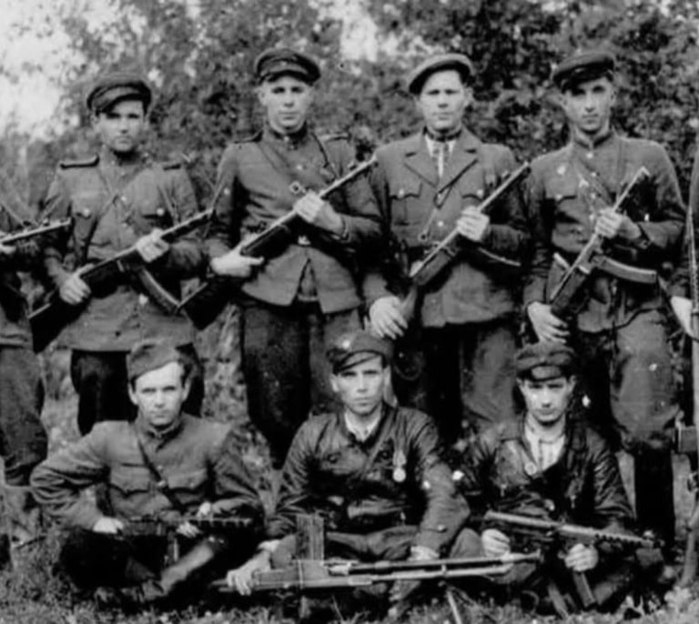 Por qué Zelenski rinde homenaje al Ejército Insurgente Ucraniano, autor de la masacre de 100.000 polacos