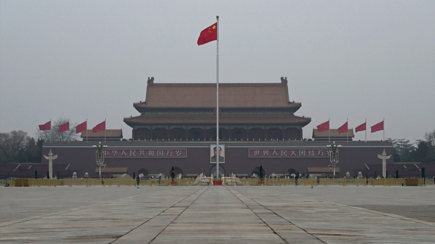 La Ciudad Prohibida, con la foto de Mao presidiendo la puerta principal, desde la Plaza de Tiananmen de Pekín.
