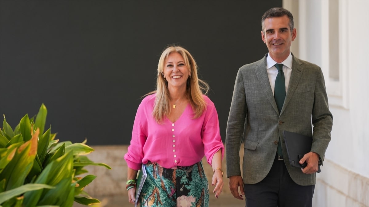 Carolina España portavoz del Gobierno en funciones, junto al consejero en funciones de Agricultura, Pesca, Agua y Desarrollo Rural, Ramón Fernández-Pacheco.