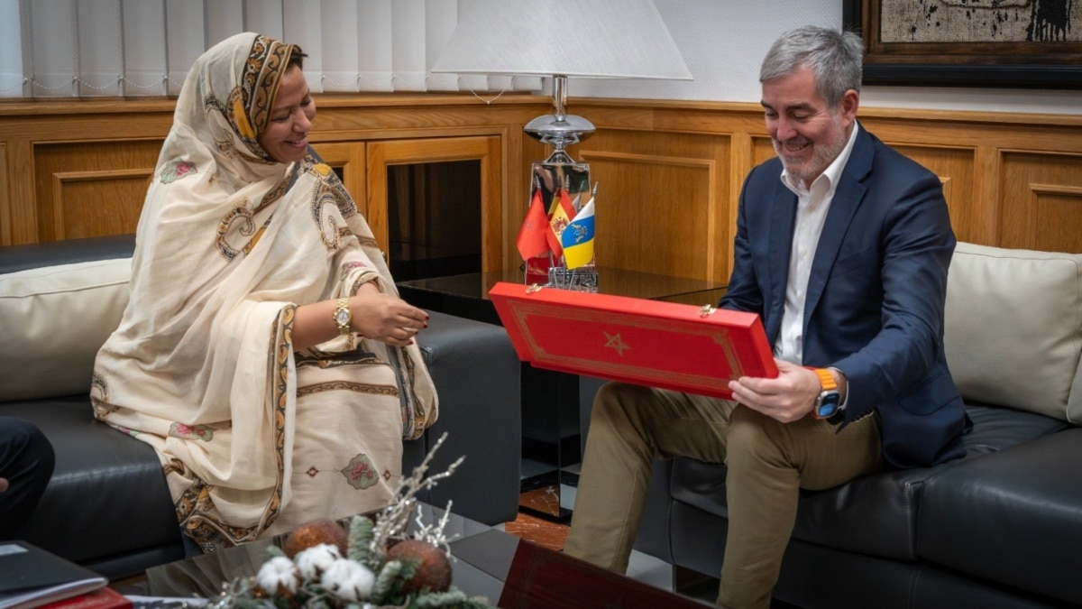 La cónsul de Marruecos en Canarias, Fatiha El Kamouri, con el presidente de Canarias, Fernando Clavijo