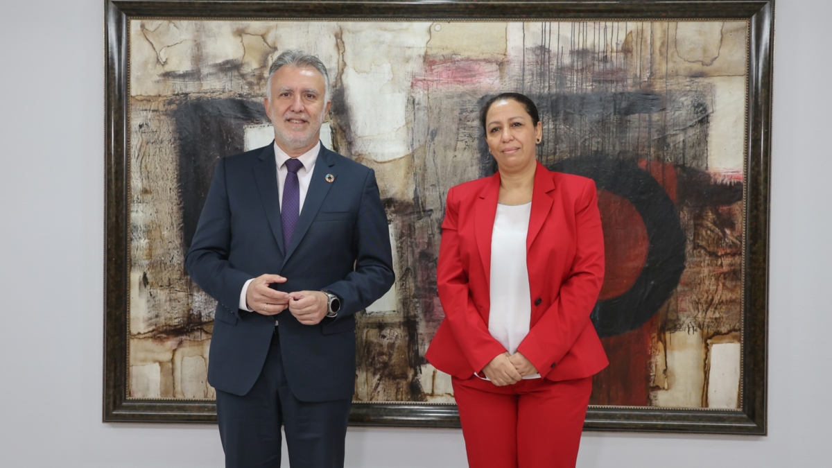 La cónsul de Marruecos en Canarias, Fatiha El Kamouri, con el ahora ministro Ángel Víctor Torres, expresidente de Canarias
