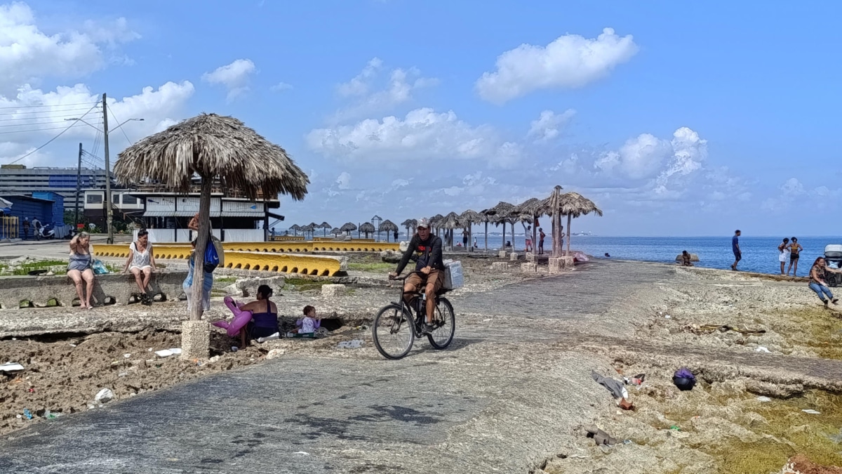 Una persona transita en bicicleta frente al mar este viernes, en La Habana.