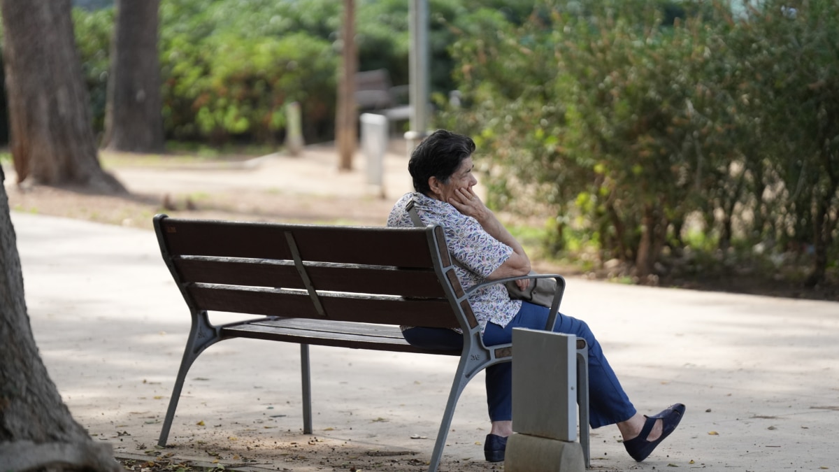 Una persona sentada en un banco
