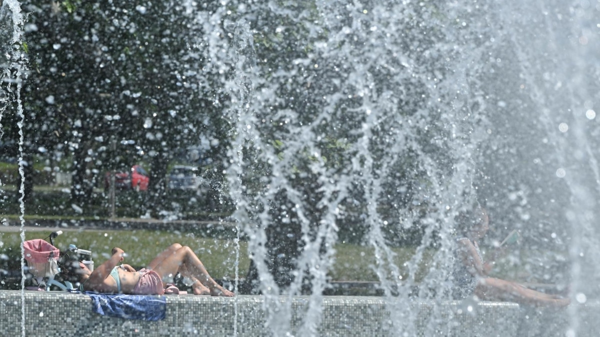 Residentes de Varsovia buscan refrescarse en el Parque de la Fuente Multimedia de Varsovia el 27 de junio de 2026 en plena ola de calor.