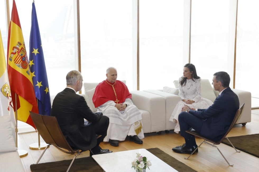 El papa, los Reyes y el presidente del Gobierno, Pedro Sánchez, mantienen un breve encuentro en el aeropuerto de Barajas antes de ir al Palacio Real