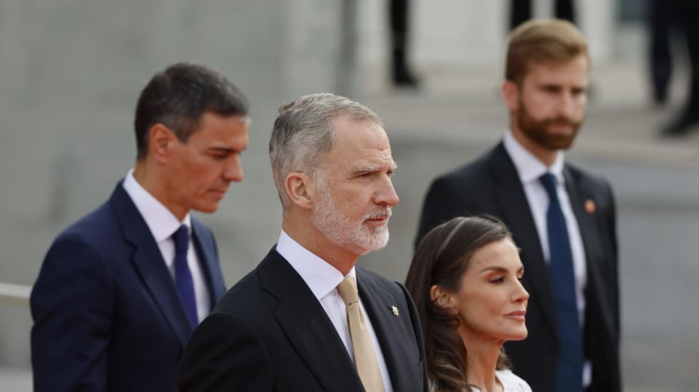 Los reyes Felipe y Letizia esperan para recibir al papa León XIV en el aeropuerto de Adolfo Suárez Madrid-Barajas