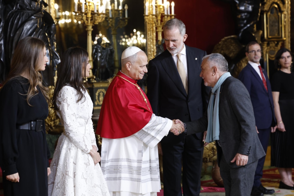 El secretario general de UGT, Pepe Álvarez (d), saluda al papa León XIV en presencia del rey Felipe VI, la reina Letizia y la princesa Leonor