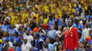 El aficionado de Congo conocido como Lumumba Vea posa como la estatua del líder de la independencia del país africano