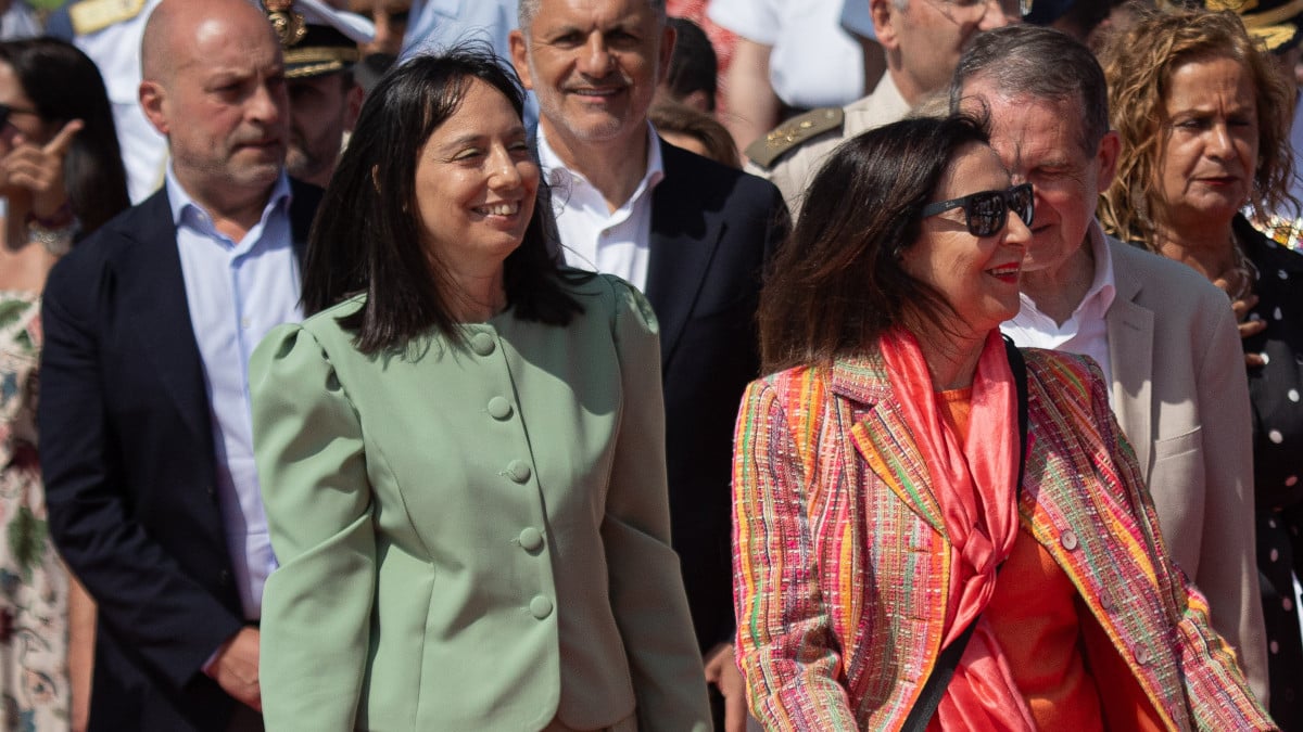 La directora de la Guardia Civil, Mercedes González, junto a la ministra de Defensa, Margarita Robles, el pasado viernes en Vigo antes de la revista naval y la exhibición dinámica celebrada con motivo del Día de las Fuerzas Armadas.