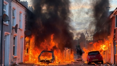 Cinco claves sobre los disturbios raciales en Irlanda del Norte: la violencia que no cesa