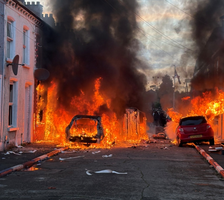 Cinco claves sobre los disturbios raciales en Irlanda del Norte: la violencia que no cesa