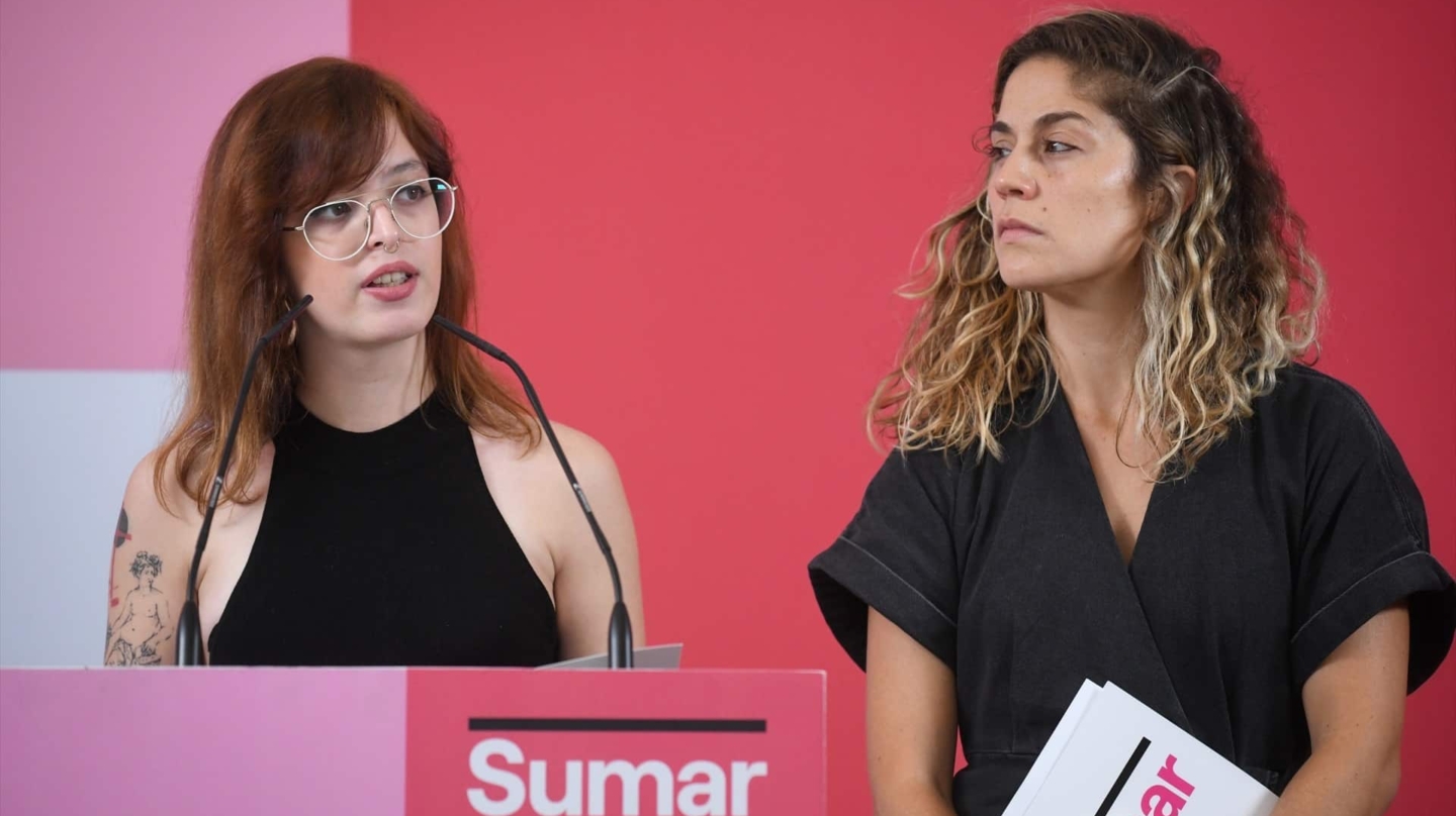 La exsecretaria de Comunicación de Movimiento Sumar, Elizabeth Duval (i), y la co-coordinadora del partido, entonces responsable de Organización, Lara Hernández, en una rueda de prensa en septiembre de 2024