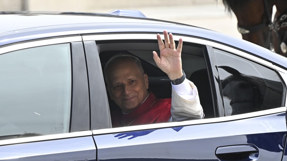 El papa León XIV, a su llegada en coche al Palacio Real