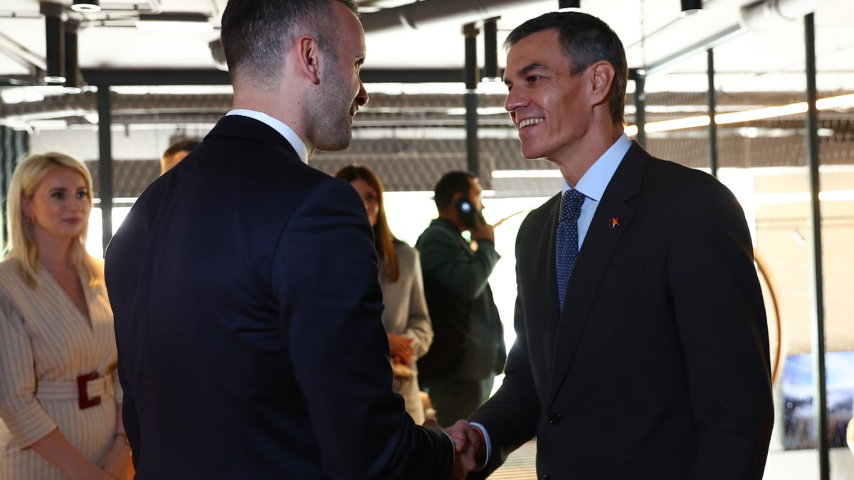 TIVAT (MONTENEGRO), 05/06/2026.- El presidente del Gobierno español, Pedro Sánchez (d), se ha reunido con el primer ministro de Montenegro, Milojko Spajic, este viernes, en el marco de la VIII cumbre entre la Unión Europea y los Balcanes Occidentales, en Tivat (Montenegro). Durante el encuentro, han firmado un acuerdo tipo sobre prevención de evasión fiscal y doble imposición, así como un protocolo de cooperación económica y financiera entre los dos gobiernos. EFE/ Fernando Calvo Moncloa SOLO USO EDITORIAL SOLO DISPONIBLE PARA ILUSTRAR LA NOTICIA QUE ACOMPAÑA (CRÉDITO OBLIGATORIO)