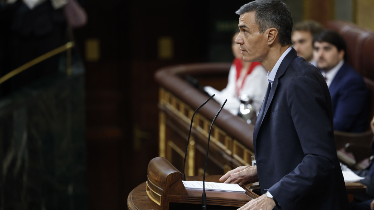MADRID, 24/06/2026.- El presidente del Gobierno, Pedro Sánchez, comparece en el Congreso para abordar los casos de corrupción que afectan al PSOE y al Ejecutivo y para informar del último Consejo Europeo, ante la presión de la oposición para que dimita o convoque elecciones y las exigencias de explicaciones de sus socios. EFE/Chema Moya