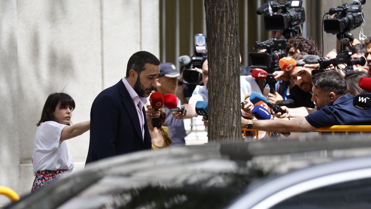 El comisionista Víctor de Aldama, el pasado 22 de junio de 2026 a su salida del Tribunal Supremo, tras conocer la pena de cuatro años y medio de cárcel, pero que no será ejecutada.