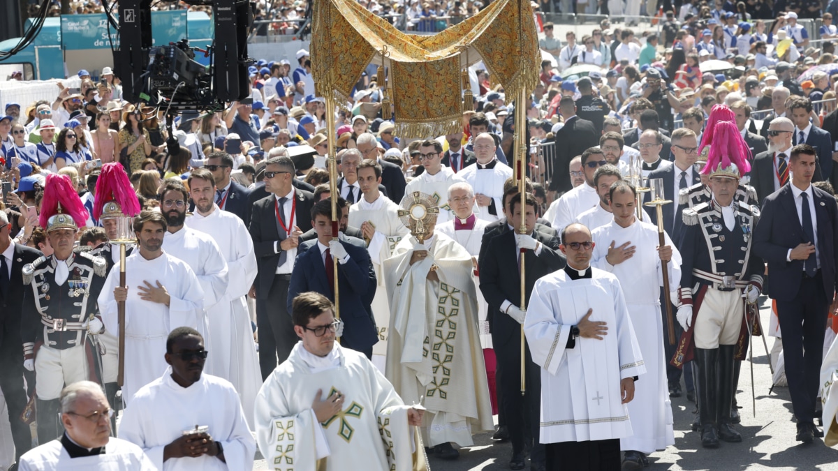 Misa del papa y aquelarre de Sánchez