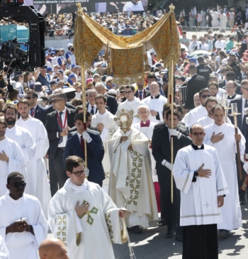 Misa del papa y aquelarre de Sánchez