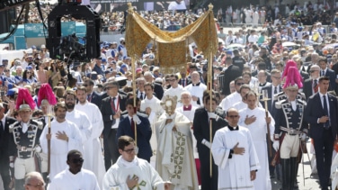 Misa del papa y aquelarre de Sánchez