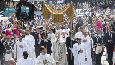 Misa del papa y aquelarre de Sánchez
