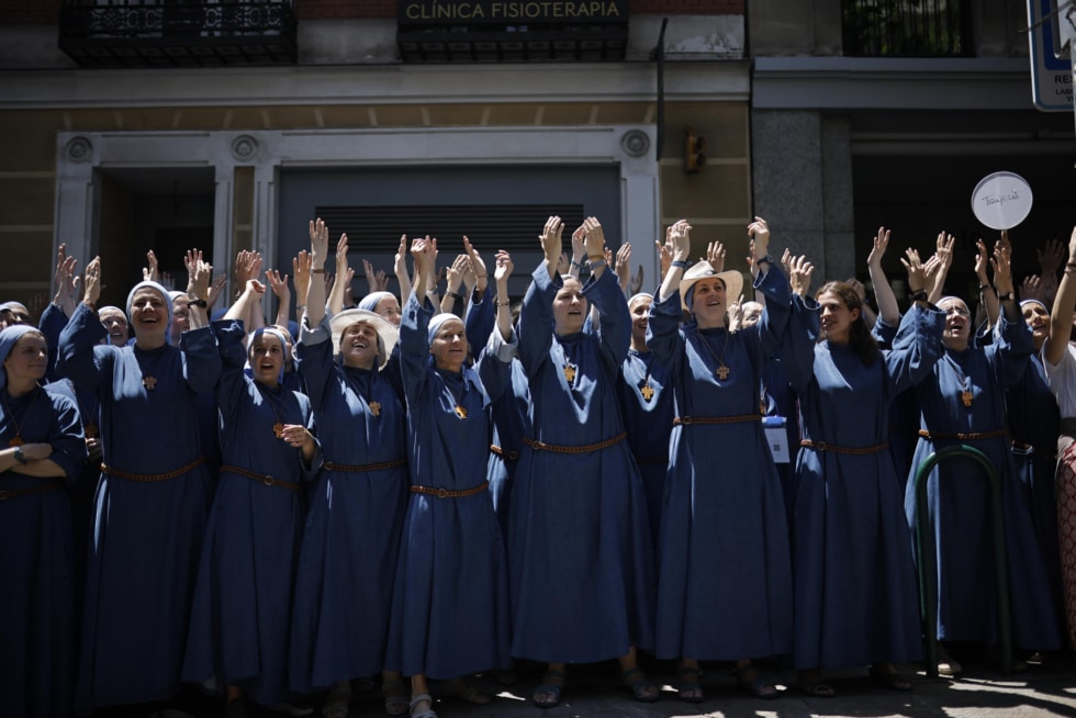 Un grupo de religiosas saludan al papa León XIV en su recorrido por el centro de Madrid en el papamóvil