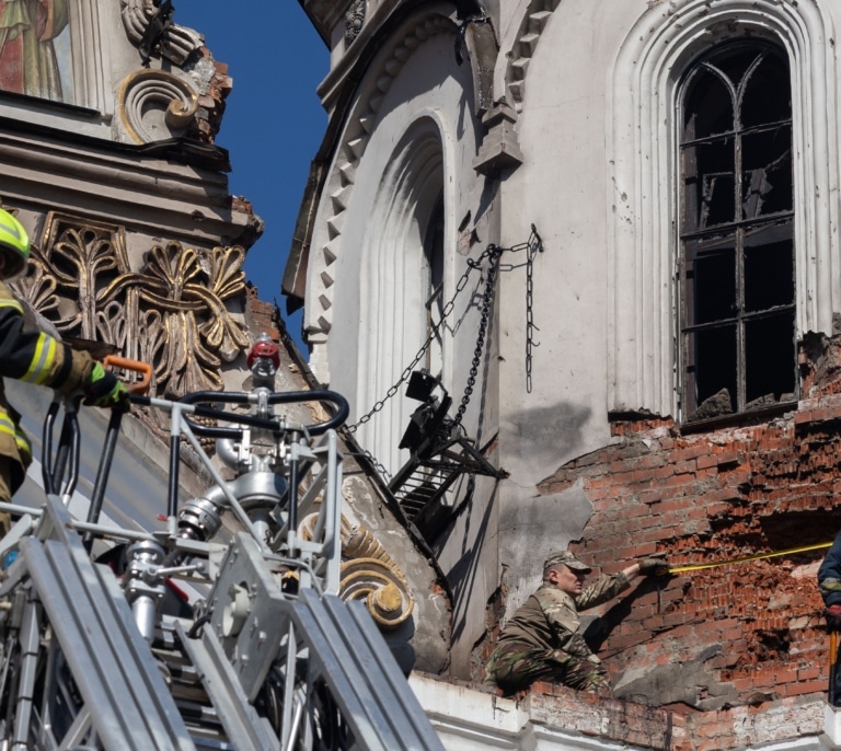 La catedral de la Dormición, el corazón espiritual de Ucrania bombardeado por Putin: “Es un crimen contra la humanidad y contra la historia"