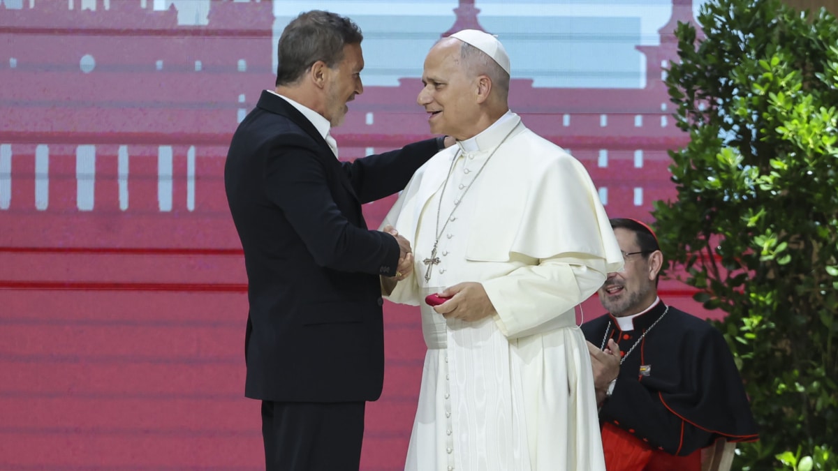 El emotivo discurso de Antonio Banderas ante el papa levanta en aplausos al Movistar Arena: "Soy víctima del hechizo de Dios"
