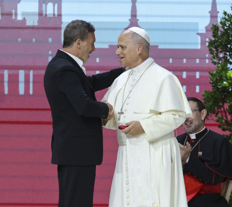 El emotivo discurso de Antonio Banderas ante el papa levanta en aplausos al Movistar Arena: "Soy víctima del hechizo de Dios"