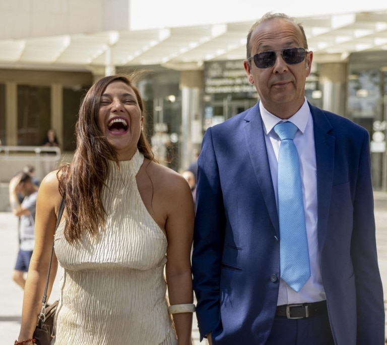 Elisa Mouliaá comparece ante el juez mientras la defensa de Errejón solicita comparecencias quincenales por "obstrucción"