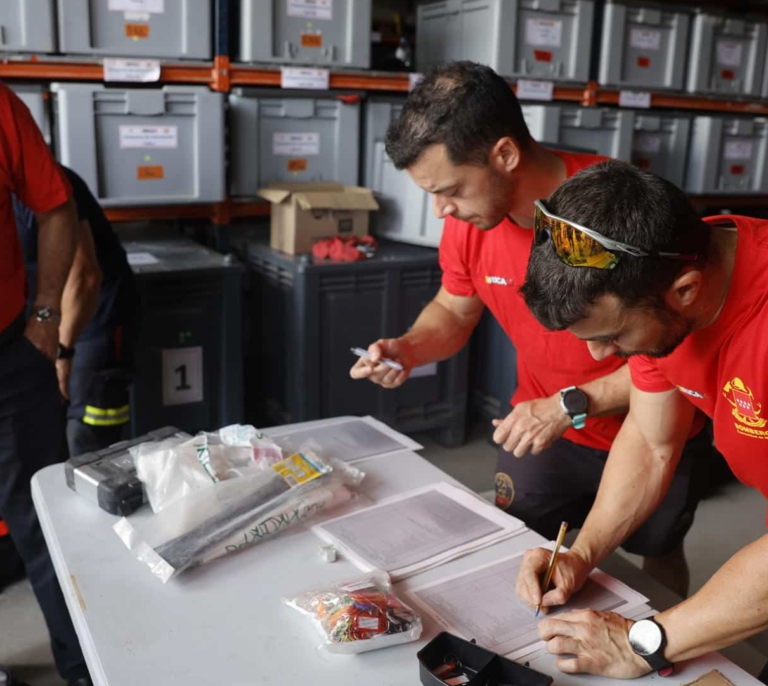 Los equipos españoles rescatan a sus primeros supervivientes entre las ruinas de La Guaira