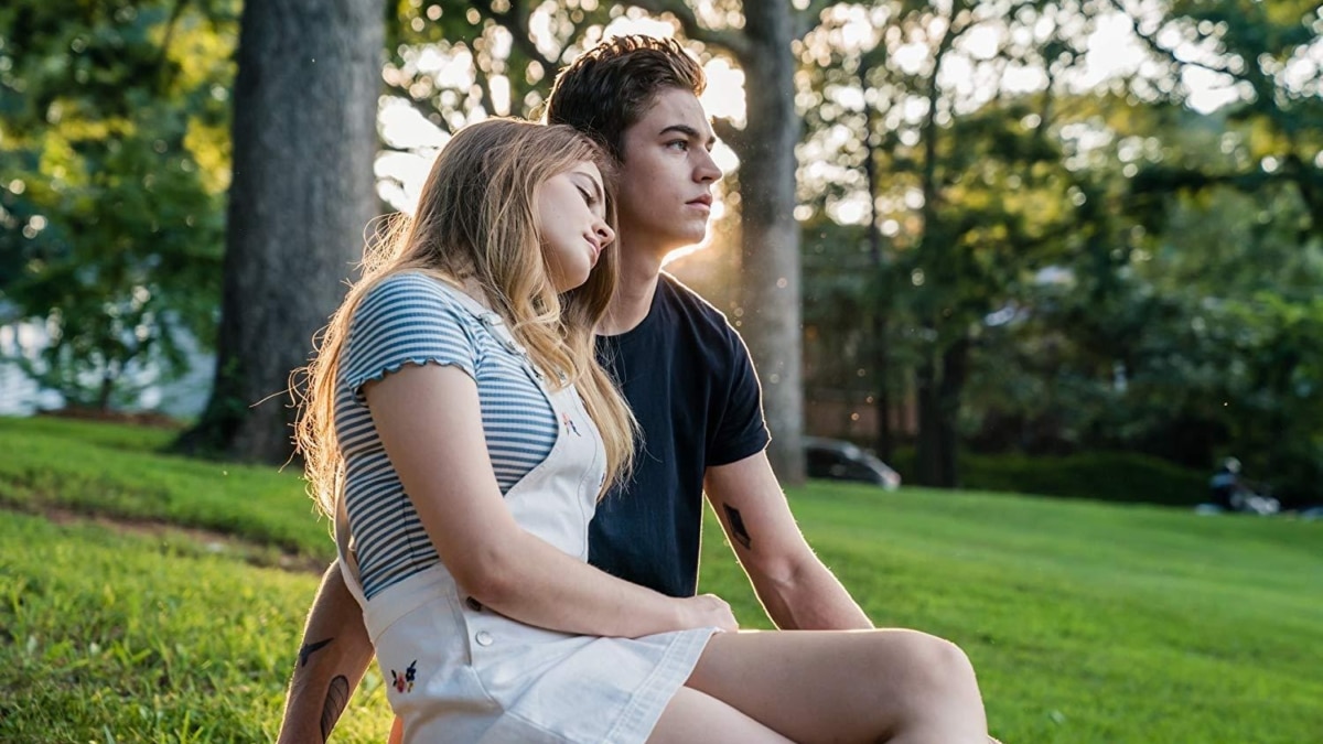 Escena de Josephine Langford y Hero Fiennes en una escena de la primera película de 'After'