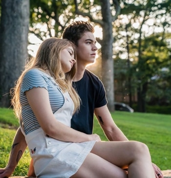Escena de Josephine Langford y Hero Fiennes en una escena de la primera película de 'After'