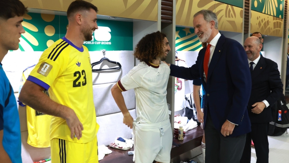 Felipe VI bromea con Marc Cucurella, vestido apresuradamente con el pantalón al revés para recibir al rey en el vestuario.