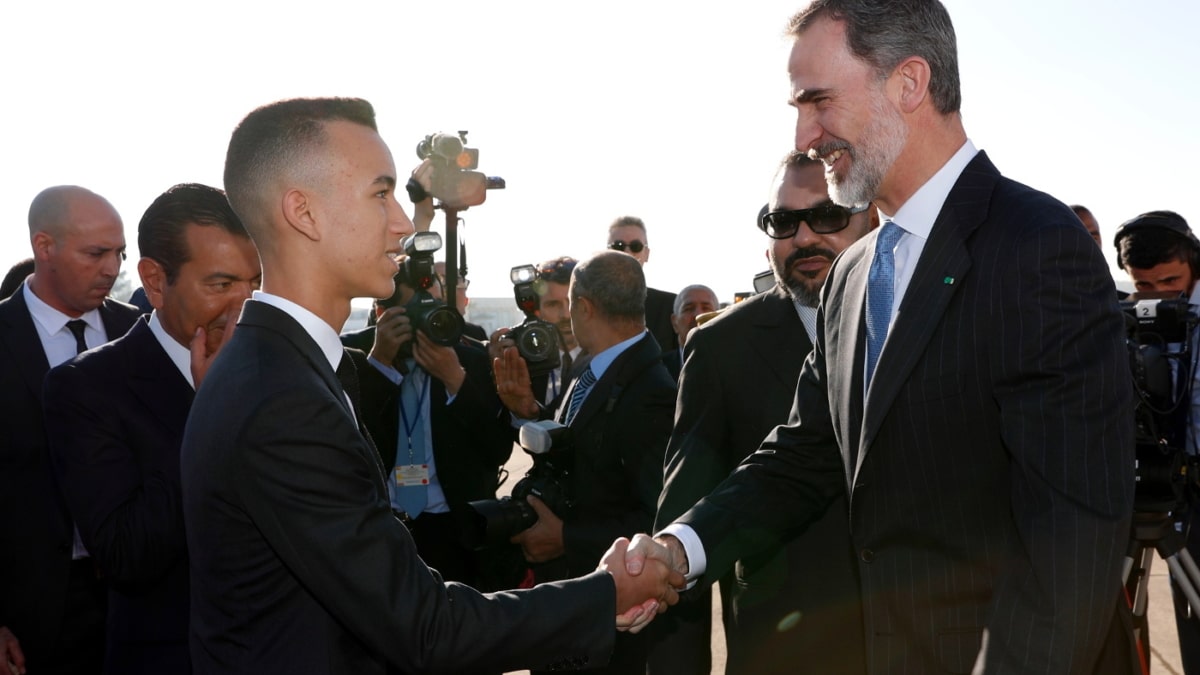 El príncipe heredero de Marruecos, Mulay Hasán, saluda al rey Felipe VI en una imane de archivo