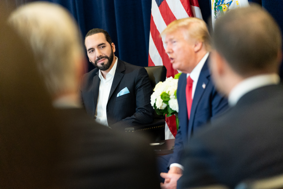 El presidente estadounidense, Donald Trump, con su homólogo de El Salvador, Mayib Bukele
