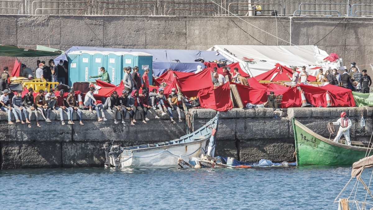 El muelle de Arguineguín (Gran Canaria) en noviembre de 2020, cuando miles de inmigrantes llegaron a las costas canarias (foto de archivo)
