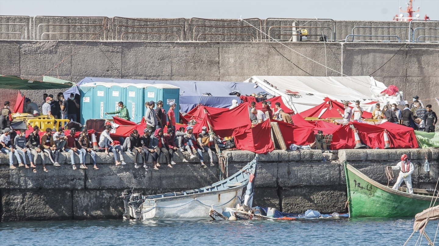 Varios inmigrantes en el muelle de Arguineguín, en Gran Canaria