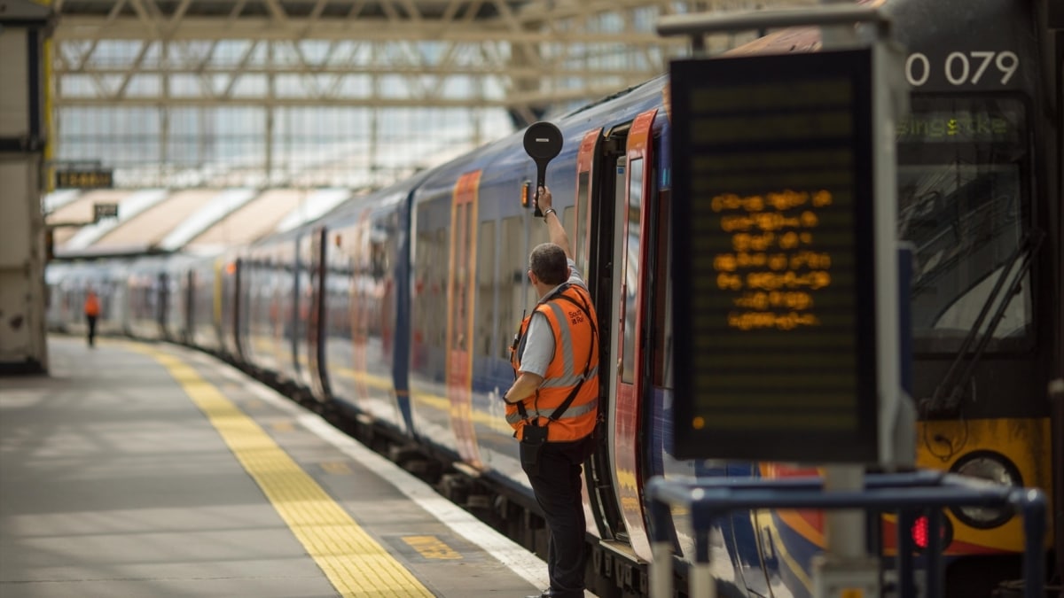 Un fallecido y numerosos heridos tras la colisión de dos trenes cerca de Bedford (Inglaterra)