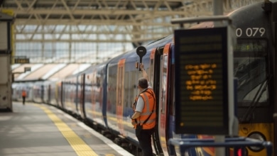 Un fallecido y numerosos heridos tras la colisión de dos trenes cerca de Bedford (Inglaterra)