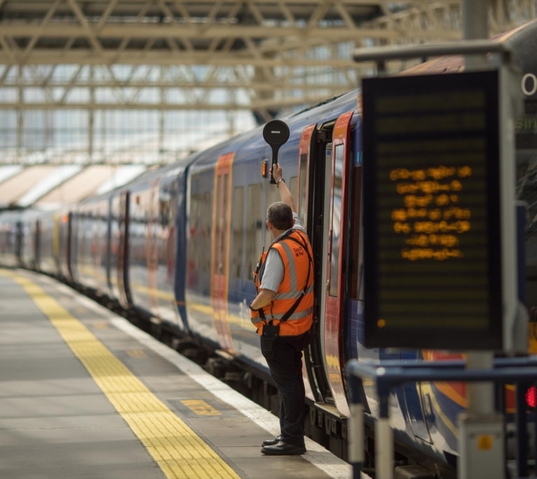 Un fallecido y numerosos heridos tras la colisión de dos trenes cerca de Bedford (Inglaterra)