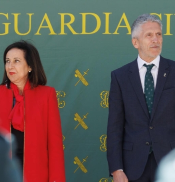 Margarita Robles se desmarca de Interior y condecora al exjefe de la [...]